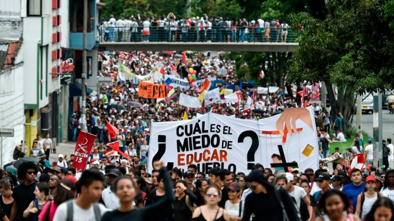 Estudiantes universitarios participan en una marcha en demanda de aumento de presupuesto para la educación terciaria colombiana, en Cali, Colombia, el 10 de octubre de 2018. (LUIS ROBAYO / AFP / Getty Images)