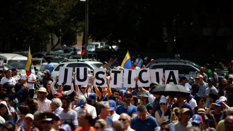 Cientos de personas demandan justicia como parte de una demostración en apoyo del presidente encargado de Venezuela, Juan Guaidó, el 26 de enero de 2019 en Caracas, Venezuela. (Marco Bello/Getty Images)