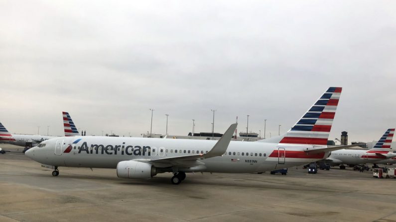 Un avión de American Airlines es visto el 17 de febrero de 2019 en el Aeropuerto Internacional de Charlotte en Charlotte, Carolina del Norte (EE.UU.). (Daniel Slim/AFP vía Getty Images)