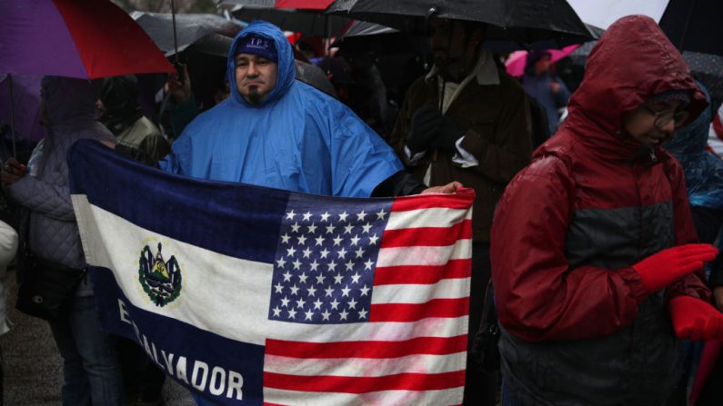 Activistas de inmigración participan en un mitin frente a la Casa Blanca el 12 de febrero de 2019 en Washington, DC. (Alex Wong/Getty Images)
