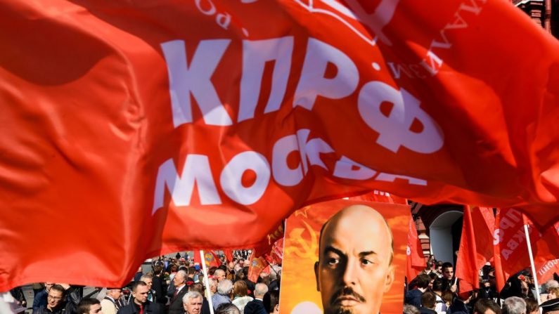 Partidarios comunistas rusos caminan hacia el mausoleo del fundador del estado soviético y líder revolucionario Vladimir Ilyich Ulyanov, alias Lenin. (KIRILL KUDRYAVTSEV/AFP vía Getty Images)