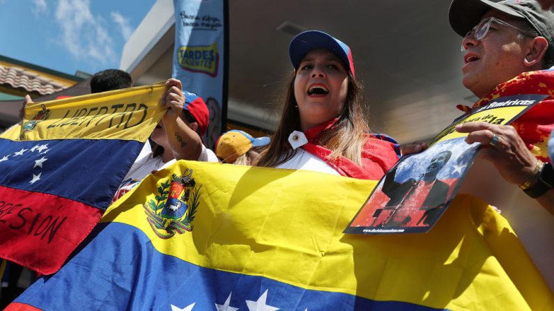 Opositores al régimen de dictadura de Nicolás Maduro se reúnen el 30 de abril de 2019 en Doral, Florida. Imagen de archivo. (Joe Raedle/Getty Images)