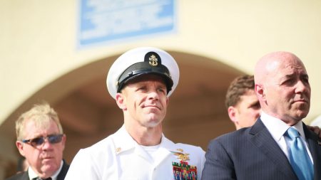 La Armada determinará si expulsa a Gallagher de los SEAL, pese a la intervención de Trump