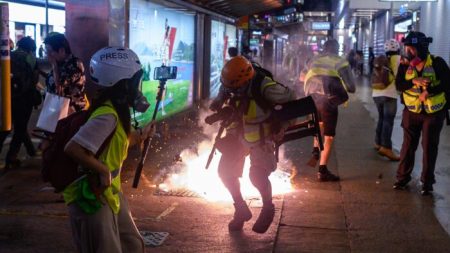 La policía de Hong Kong empieza a usar gas lacrimógeno hecho en China que quema la piel