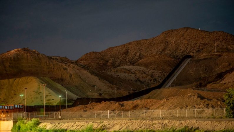 Imagen ilustrativa del muro fronterizo entre Estados Unidos y México, (Créditos: PAUL RATJE/AFP vía Getty Images)