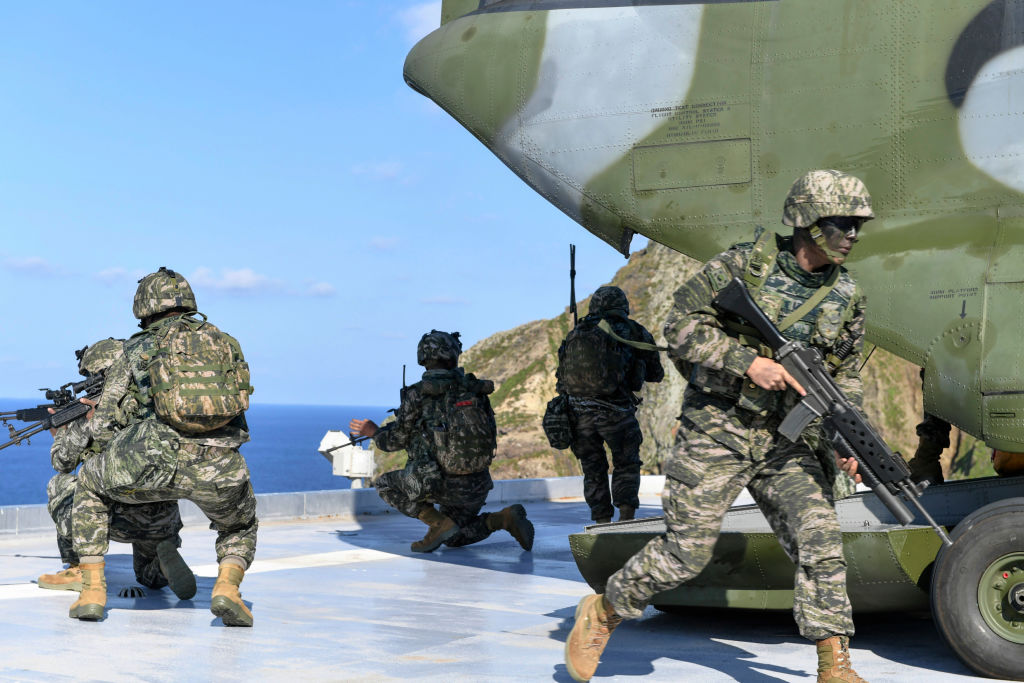 Armada de Corea del Sur, los marines de Corea del Sur participan durante el simulacro en los islotes llamados Dokdo en coreano