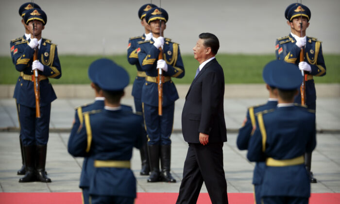 El líder chino Xi Jinping pasa al lado de una guardia de honor mientras se acerca al Monumento al Héroe del Pueblo durante una ceremonia para conmemorar el Día del Mártir en la Plaza de Tiananmen en Beijing, el 30 de septiembre de 2019. (Mark Schiefelbein-Pool/Getty Images)
