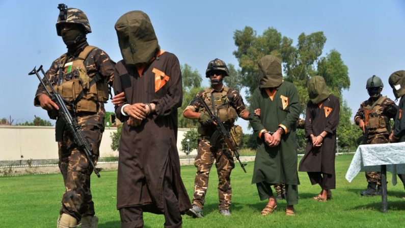 El personal de seguridad afgano escolta a los presuntos talibanes y terroristas ISIS durante una operación en la provincia de Jalalabad (Afganistán) el 1 de octubre de 2019. (NOORULLAH SHIRZADA/AFP vía Getty Images)