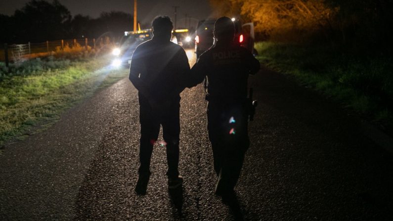 Agentes de la Patrulla Fronteriza de Estados Unidos detienen a inmigrantes indocumentados el 10 de septiembre de 2019 en Mission, Texas. (Foto de John Moore/Getty Images)