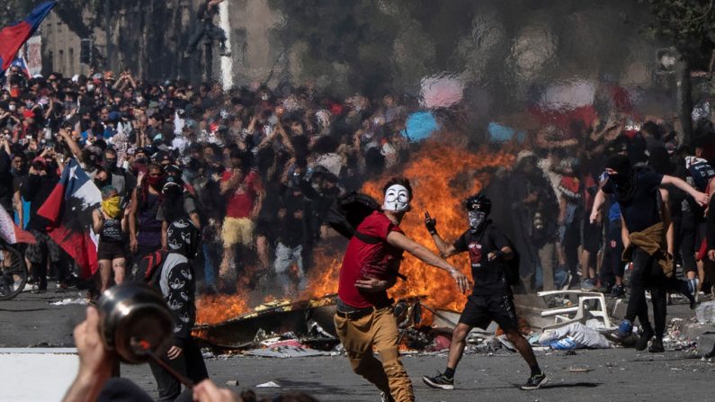 Manifestantes en una protesta en Chile contra el presidente Sebastián Piñera. (PEDRO UGARTE/AFP vía Getty Images)