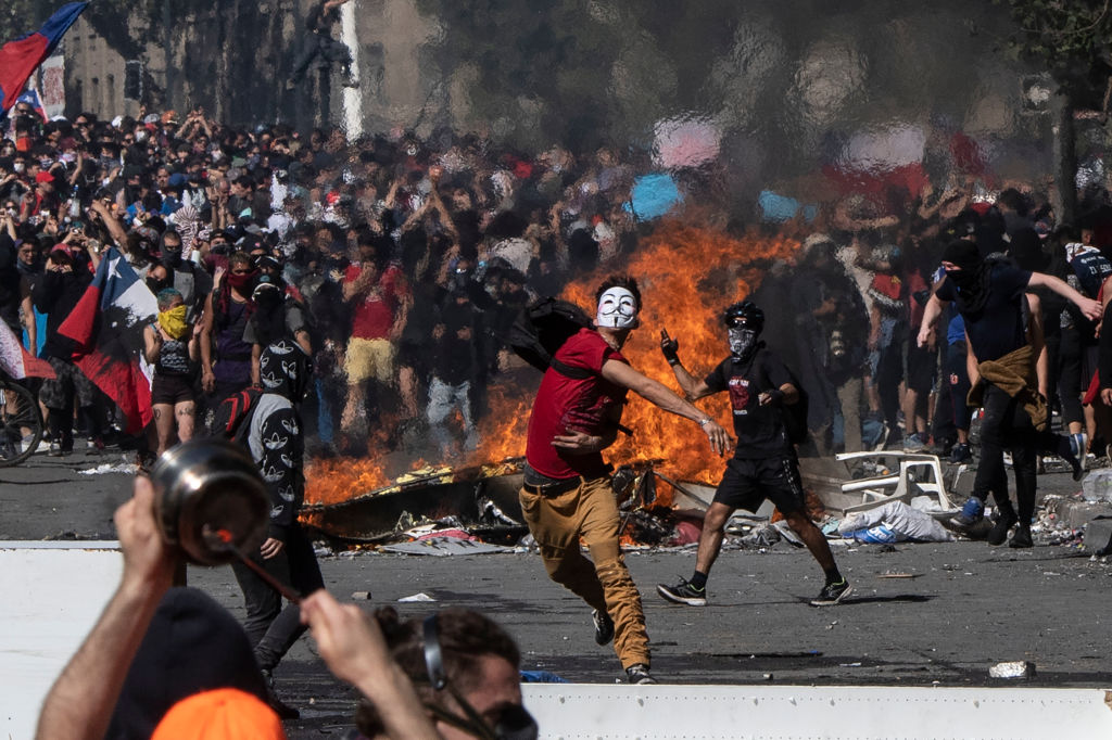 Manifestantes en una protesta contra el presidente Sebastián Piñera (PEDRO UGARTE/AFP vía Getty Images)