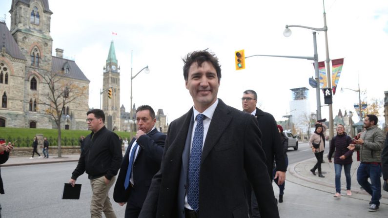El Primer Ministro canadiense Justin Trudeau llega a una conferencia de prensa el 23 de octubre de 2019 en Ottawa, Canadá. (DAVE CHAN/AFP vía Getty Images)
