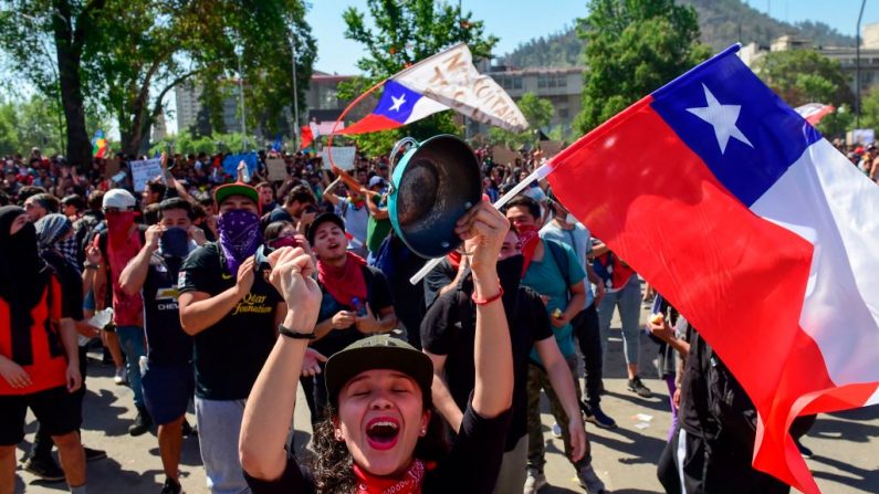 Manifestantes em Santiago, Chile, em 24 de outubro de 2019 (MARTIN BERNETTI / AFP / Getty Images)