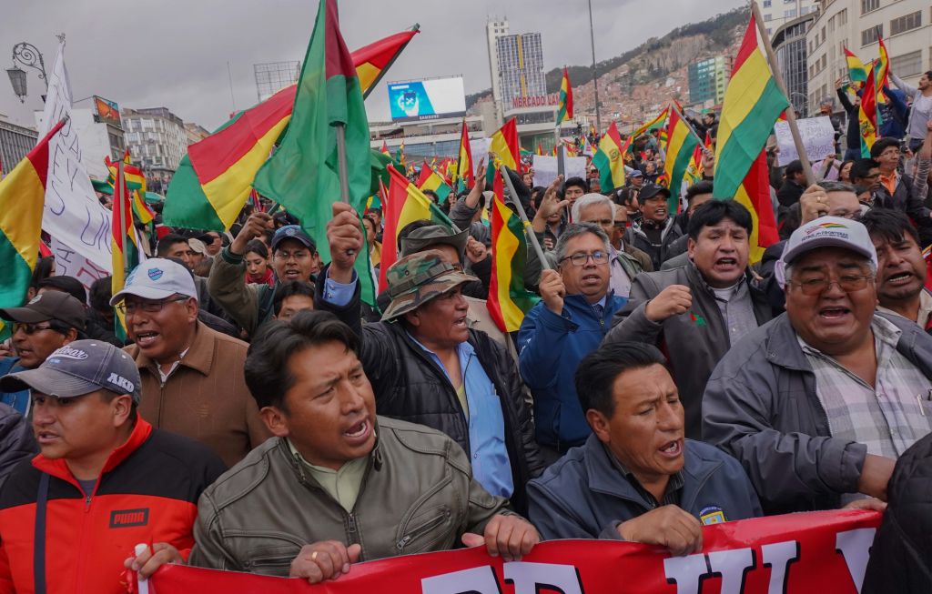 Ciudadanos bolivianos toman las calles para protestar contra Evo Morales después de que se declaró el ganador de las elecciones presidenciales del 24 de octubre de 2019 en La Paz, Bolivia. (Javier Mamani / Getty Images)