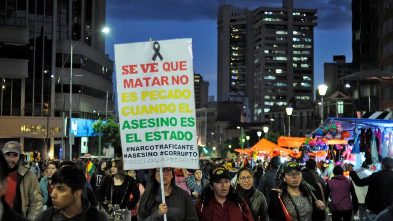Manifestantes asisten a un foro abierto convocado por la Comisión Nacional de Defensa de la Democracia (CONADE) en la segunda semana de huelga cívica contra los resultados de las elecciones en La Paz, el 31 de octubre de 2019. (JORGE BERNAL/AFP vía Getty Images)
