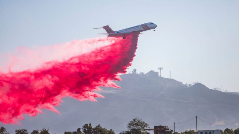 Un Air Tanker lanza retardante de fuego sobre las líneas mientras ayuda a combatir el fuego Maria, en Santa Paula, Condado de Ventura, en California, el 01 de noviembre de 2019. (APU GOMES/AFP vía Getty Images)
