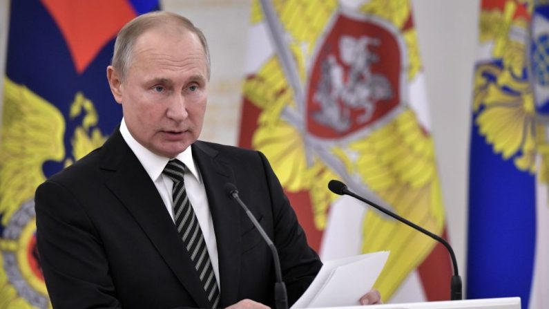 El líder ruso Vladimir Putin pronuncia un discurso durante una reunión con altos mandos militares recién ascendidos a los que se les otorgó un rango militar (especial) superior en el Kremlin de Moscú, el 6 de noviembre de 2019. (Foto de ALEXEY NIKOLSKY/SPUTNIK/AFP via Getty Images)