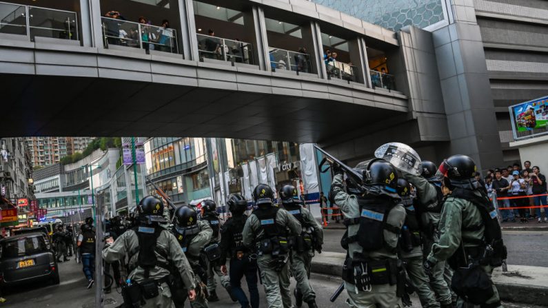 La policía antidisturbios apunta con armas a los residentes locales mientras aseguran un área en el distrito Tuen Mun de Hong Kong el 10 de noviembre de 2019. (Billy H.C. Kwok/Getty Images)