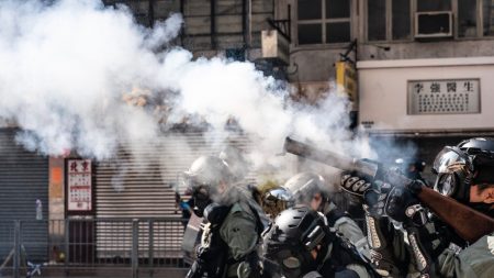 Hong Kong: diputados prodemocracia en libertad bajo fianza mientras ciudad se sume en la violencia