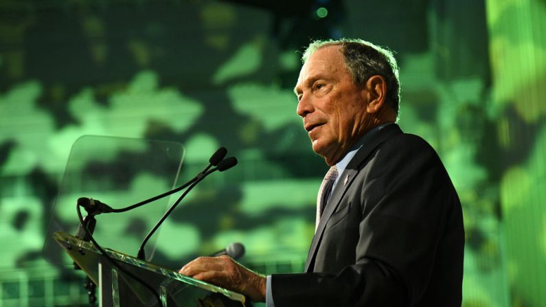 Michael Bloomberg habla en el escenario durante la Gala Anual del Hudson River Park  en la ciudad de Nueva York el 17 de octubre de 2019 (Bryan Bedder/Getty Images)