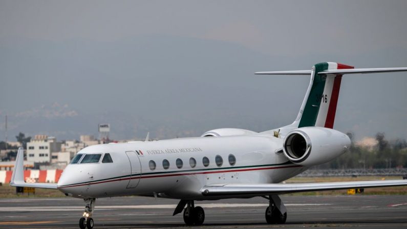 El avión que transporta al expresidente boliviano Evo Morales es visto después de aterrizar en la Ciudad de México, el 12 de noviembre de 2019. (PEDRO PARDO/AFP vía Getty Images)