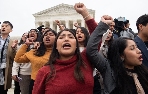 Los demandantes de DACA (Acción Diferida para los Llegados en la Infancia) salen de la corte cuando los activistas por los derechos de inmigración realizan una manifestación frente a la Corte Suprema de los EE. UU. en Washington el 12 de noviembre de 2019. SAUL LOEB / AFP
AFP Vía: Getty Images
