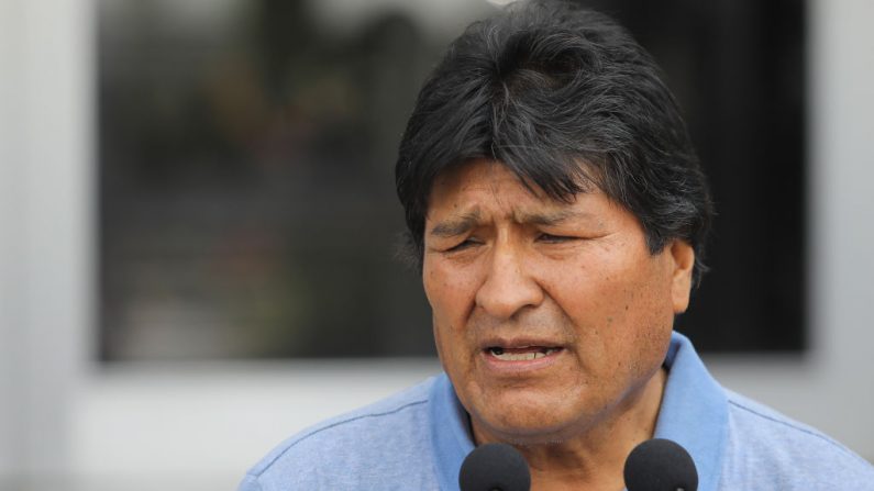 El expresidente boliviano Evo Morales habla a la prensa sobre su llegada al Aeropuerto Internacional Benito Juárez después de aceptar el asilo político otorgado por el Gobierno mexicano el 12 de noviembre de 2019 en la Ciudad de México, México. (Héctor Vivas/Getty Images)