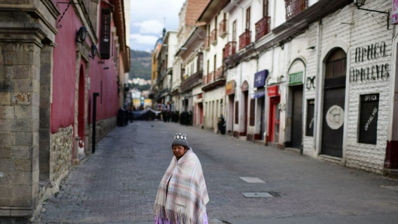 Una mujer camina el 12 de noviembre de 2019 por una calle de La Paz, en Bolivia, donde renuncia el ex presidente Evo Morales, su vicepresidente y otros altos funcionarios. (RONALDO SCHEMIDT/AFP/Getty Images)