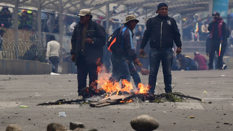 Partidarios del expresidente boliviano Evo Morales el 13 de noviembre de 2019, en la Paz, Bolivia, intentando crear bloqueos en las calles. (AIZAR RALDES/AFP vía Getty Images)