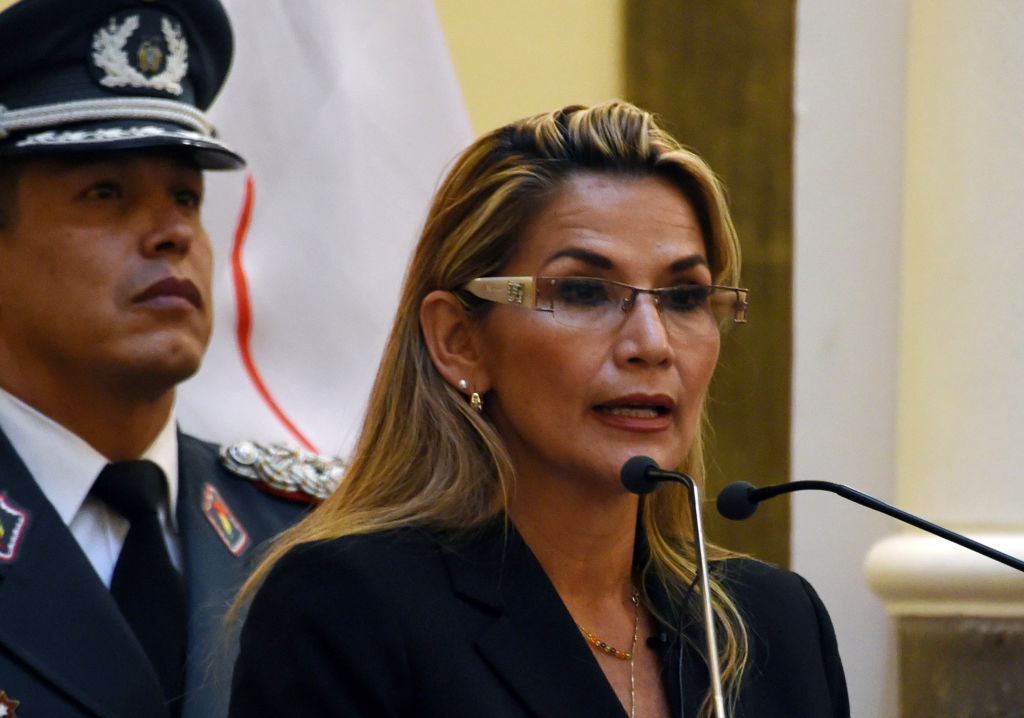 La presidenta interina de Bolivia, Jeanine Áñez, habla mientras presta juramento al comando militar durante su primer día en el poder, en el palacio presidencial de Quemado en La Paz, el 13 de noviembre de 2019. (Aizar Raldes / AFP a través de Getty Images)