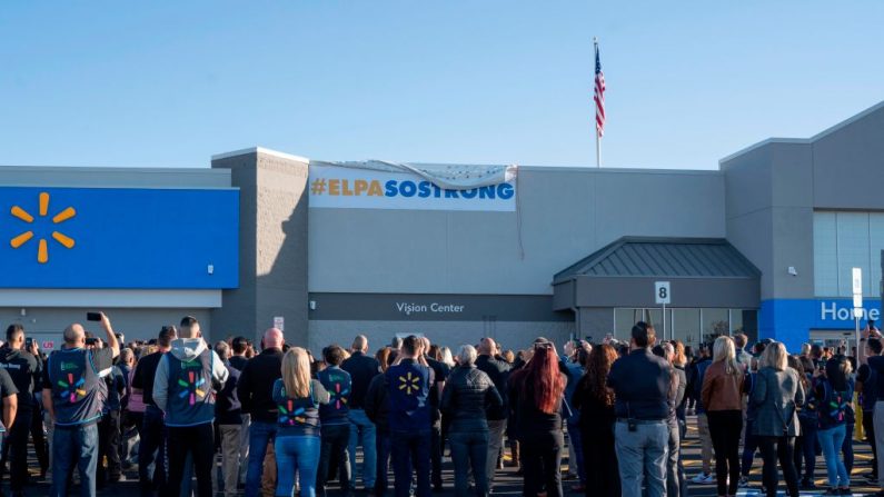 La gente se reúne en el Supercentro Walmart en Gateway West en El Paso, Texas, después de que la bandera americana en la parte superior de la tienda se izara desde media asta y una pancarta con la leyenda "El Paso Strong" fuera descubierta el 14 de noviembre de 2019. (PAUL RATJE/AFP vía Getty Images)