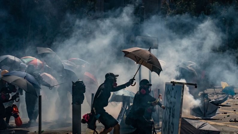 Manifestantes se enfrentan a la policía en la Universidad Politécnica de Hong Kong el 17 de noviembre de 2019. (Anthony Kwan/Getty Images)