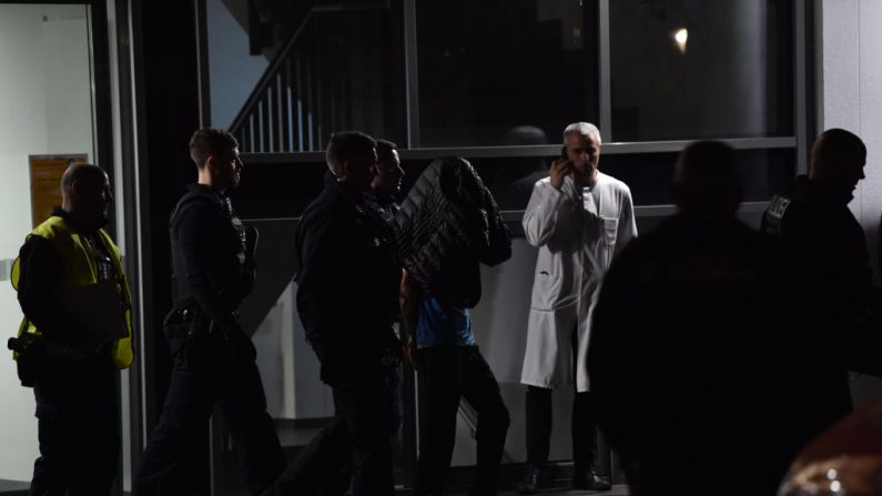 Los policías arrestan a un hombre después de que el doctor Von Weizsäcker fuera apuñalado mientras daba una conferencia en el hospital Schlosspark en el barrio de Charlottenburg, en el oeste de Berlín, el 19 de noviembre de 2019. (PAUL ZINKEN / dpa / AFP / Getty Images)
