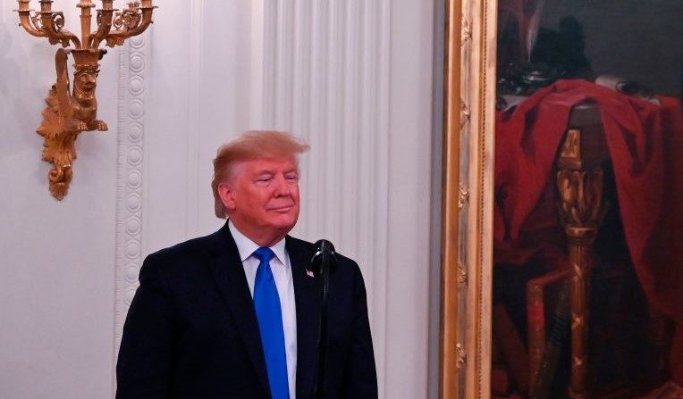El presidente de Estados Unidos, Donald Trump, habla durante la ceremonia de entrega de la Medalla Nacional de las Artes y las Humanidades en la sala Este de la Casa Blanca el 21 de noviembre de 2019. (ANDREW CABALLERO-REYNOLDS/AFP vía Getty Images)