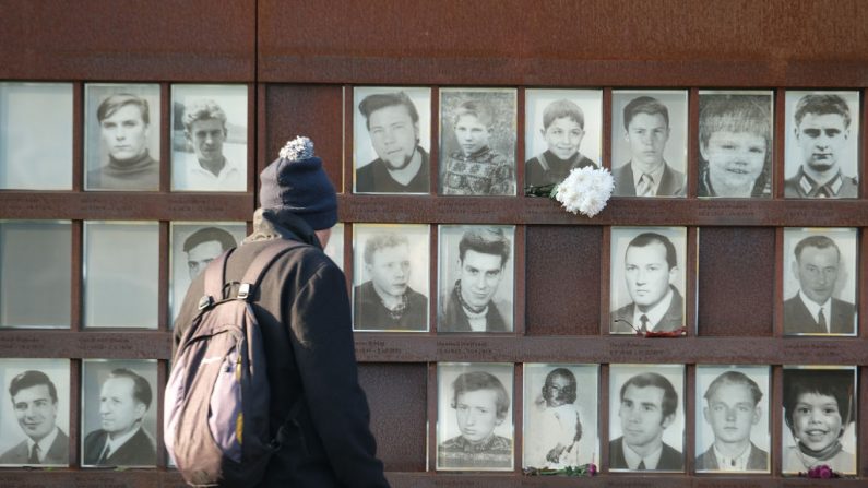 Un visitante observa un monumento en memoria de personas que murieron tratando de derribar el Muro de Berlín en el lugar conmemorativo de la Bernauer Strasse el 31 de octubre de 2019 en Berlín, Alemania.(Sean Gallup/Getty Images)