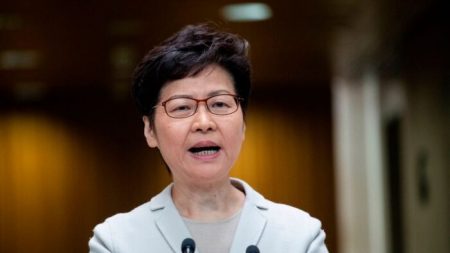 Líder de HK `reflexionará’ por aplastante victoria opositora pero no cederá ante demandas de manifestantes