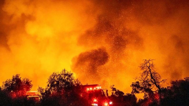TOPSHOT - El "Cave Fire" quema una ladera cerca de las casas en Santa Bárbara, California, a principios del 26 de noviembre de 2019.  El condado de Santa Bárbara se movió rápidamente convocando evacuaciones obligatorias. (Créditos: KYLE GRILLOT/AFP vía Getty Images)