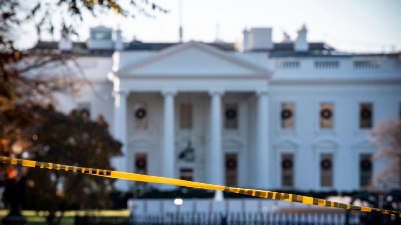 Un cordón policial bloquea el acceso a la Casa Blanca en Washington, DC, el 26 de noviembre de 2019, durante un cierre iniciado tras una violación del espacio aéreo. (ERIC BARADAT/AFP vía Getty Images)