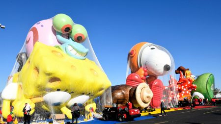 Globos gigantes del Desfile del Día de Acción de Gracias de Macy’s en Nueva York podrían quedar en Tierra este año