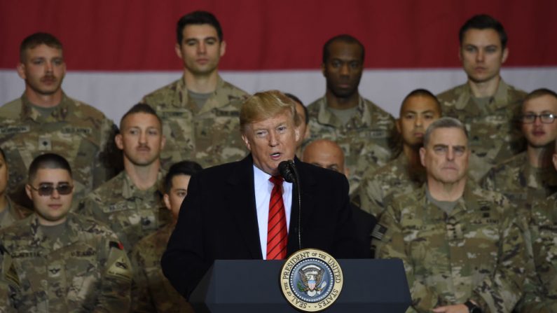Presidente Donald Trump con las tropas en el Día de Acción de Gracias, en el Bagram Air Field, en Afganistán, el 28 de noviembre de 2019. (Olivier Douliery / AFP a través de Getty Images)
