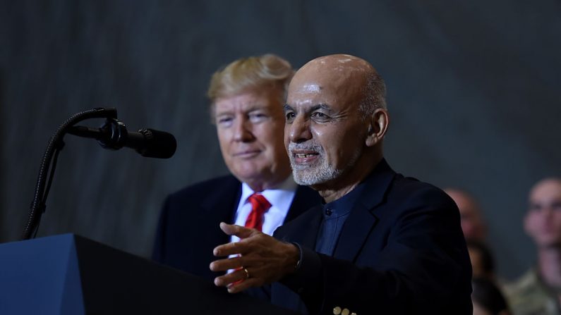 El presidente afgano Ashraf Ghani habla con soldados estadounidenses mientras el presidente estadounidense Donald Trump escucha durante una visita sorpresa el día de Acción de Gracias en el campo aéreo de Bagram, el 28 de noviembre de 2019 en Afganistán. (OLIVIER DOULIERY/AFP vía Getty Images)