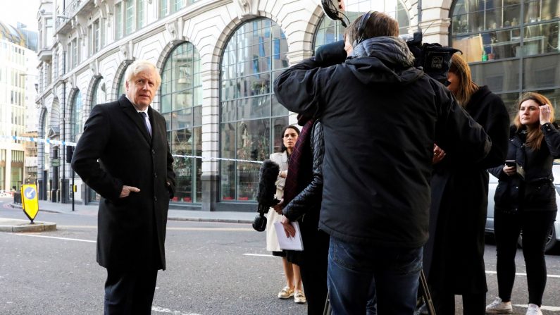El primer ministro británico, Boris Johnson, habla a los medios en la escena de un apuñalamiento, en el London Bridge en la ciudad de Londres el 30 de noviembre de 2019. (Simon Dawson/ POOL/AFP a través de Getty Images)