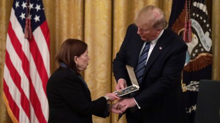 Trump entrega Medalla Presidencial póstumamente a héroe del 9/11 que salvó a miles de personas