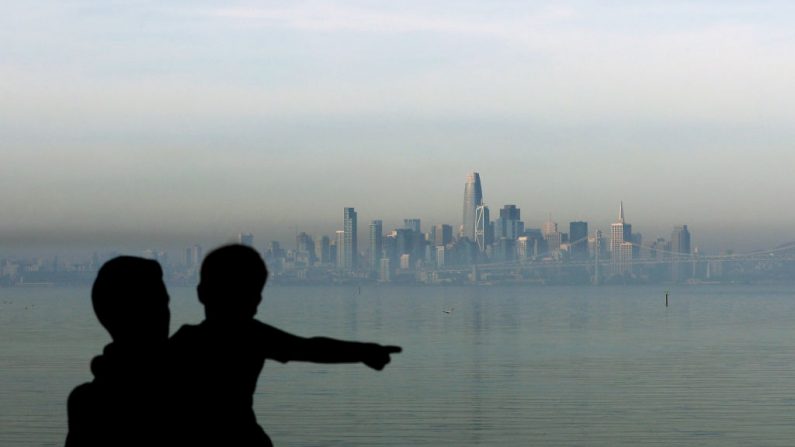  La gente ve el horizonte de San Francisco desde el Museo USS Hornet el 11 de noviembre de 2019 en Alameda, California. (Justin Sullivan / Getty Images)