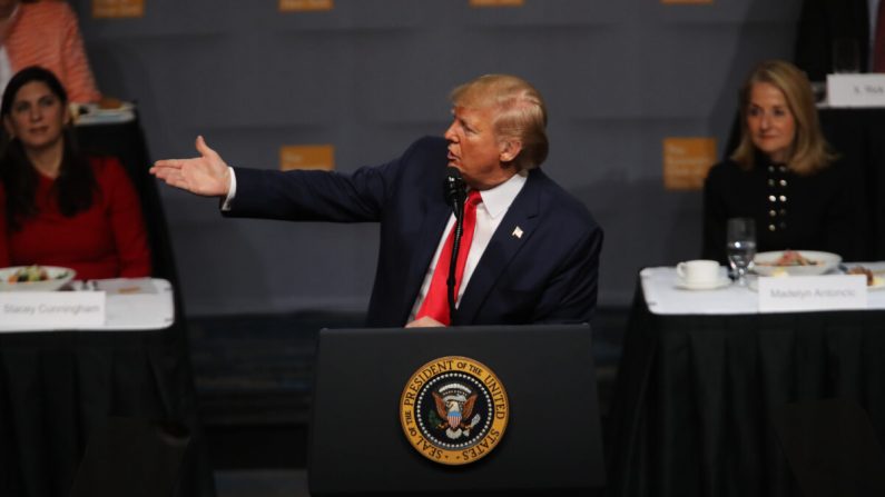 El presidente Donald Trump habla en el Economic Club de Nueva York el 12 de noviembre de 2019 en la ciudad de Nueva York. (Spencer Platt/Getty Images)