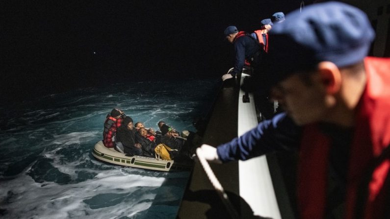Migrantes y refugiados son vistos en un bote inflable durante una operación de rescate de la Guardia Costera Turca en el mar Egeo, entre la ciudad turística turca de Bodrum y la isla griega de Kos, el 15 de noviembre de 2019 en Bodrum, Turquía. Los funcionarios turcos informaron de que los migrantes ilegales y los refugiados han duplicado su número en comparación con el año pasado, al intentar cruzar el peligroso mar de Turquía hacia Grecia. (Foto de Burak Kara/Getty Images)