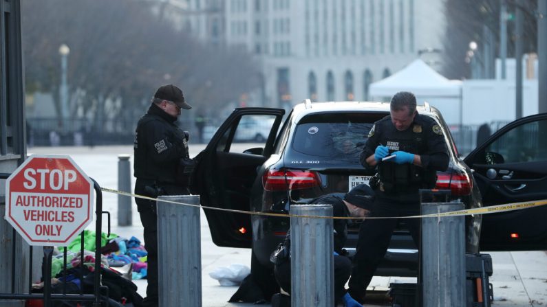 Los miembros del Servicio Secreto de los Estados Unidos examinan las pertenencias retiradas de un vehículo que intentó ingresar a un área restringida cerca de la Casa Blanca, en Washington, DC. el 21 de noviembre de 2019. (Mark Wilson/Getty Images)