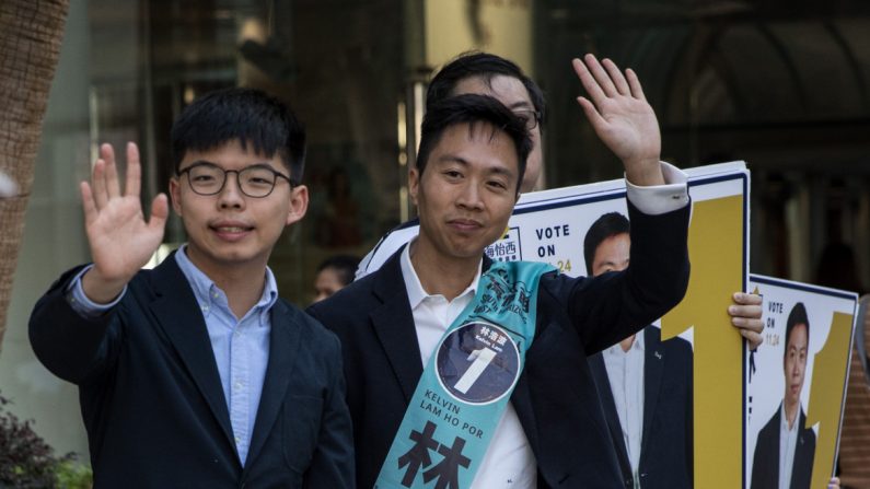 Joshua Wong hace campaña con su candidato de reemplazo Kelvin Lam el 23 de noviembre de 2019 en Hong Kong. (Chris McGrath/Getty Images)