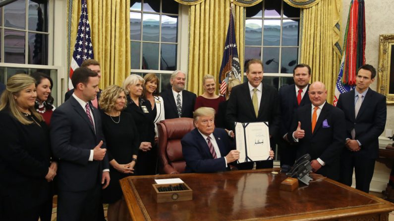 El presidente de Estados Unidos, Donald Trump, después de firmar la Ley de Prevención de la Crueldad y la Tortura Animal (H.R. 724), en la Oficina Oval de la Casa Blanca el 25 de noviembre de 2019 en Washington, DC.   (Mark Wilson/Getty Images)