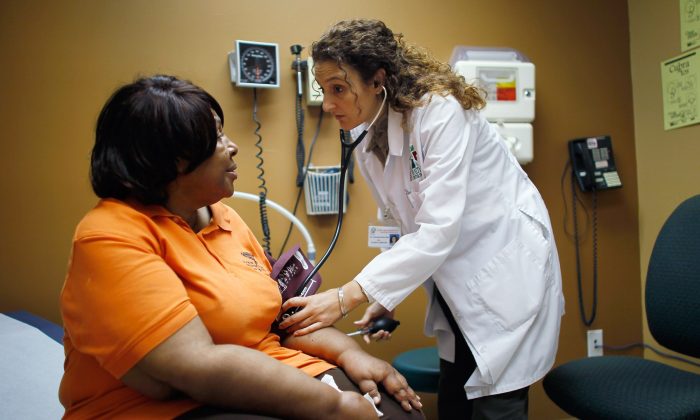 Un médico examina a una mujer durante un chequeo de rutina en el Centro Jessie Trice para el Centro de Salud Comunitario en Miami, Florida, en 2012. (Joe Raedle/Getty Images)